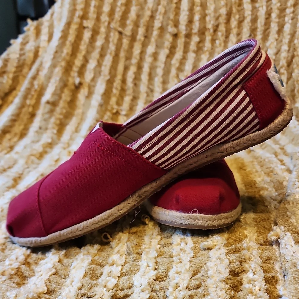 TOMS Women's Espadrilles Slip-On Shoes Red And White Size 8 Excellent, LIKE NEW